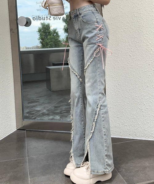 VIVID LADY(ビビッドレディー)の「レースアップ フレア デニムパンツ(デニムパンツ・レディース・ライトブルー・LARGE/MEDIUM/SMALL)」の3枚目の写真
