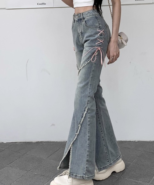 VIVID LADY(ビビッドレディー)の「レースアップ フレア デニムパンツ(デニムパンツ・レディース・ライトブルー・LARGE/MEDIUM/SMALL)」の4枚目の写真