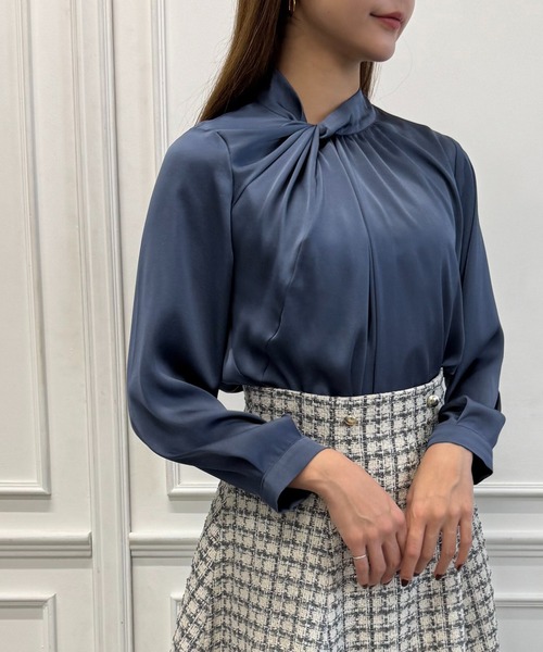 12Twelve Agenda（トゥエルブ　アジェンダ）の「アシメネックタックデザインブラウス（シャツ/ブラウス・レディース・ネイビー/オフホワイト/ブルー・M）」の3枚目の写真