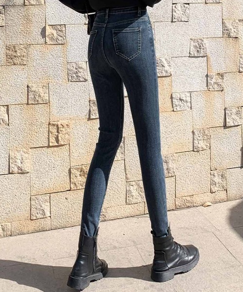 maison de LATIR(メゾンドラティール)の「伸縮性ありの足長スキニーデニム(デニムパンツ・レディース・グレー/ブラック/ライトブルー/ブルー・L/LL/M)」の9枚目の写真