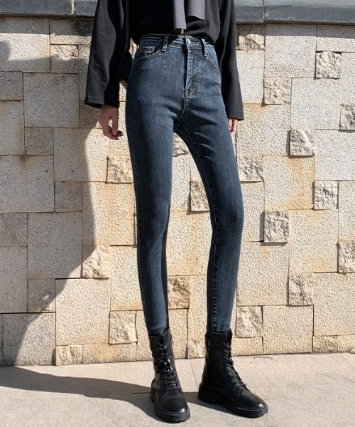 maison de LATIR(メゾンドラティール)の「伸縮性ありの足長スキニーデニム(デニムパンツ・レディース・グレー/ブラック/ライトブルー/ブルー・L/LL/M)」の16枚目の写真
