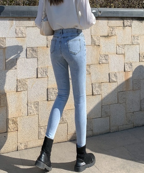 maison de LATIR(メゾンドラティール)の「伸縮性ありの足長スキニーデニム(デニムパンツ・レディース・グレー/ブラック/ライトブルー/ブルー・L/LL/M)」の21枚目の写真
