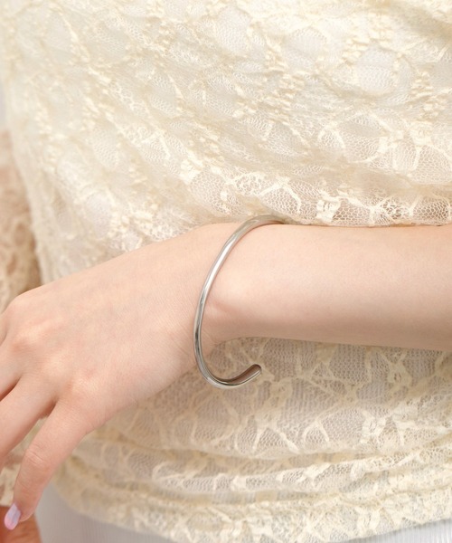 LINFA　（リンファ）の「【アレルギー対応】サージカルステンレス　シンプルカーブバングル（バングル/リストバンド・レディース・ゴールド/シルバー・FREE）」の2枚目の写真