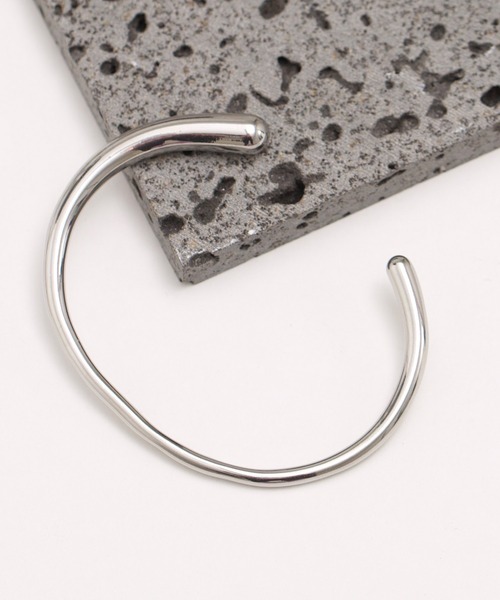 LINFA　（リンファ）の「【アレルギー対応】サージカルステンレス　シンプルカーブバングル（バングル/リストバンド・レディース・ゴールド/シルバー・FREE）」の3枚目の写真