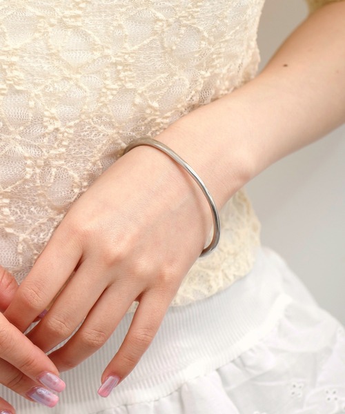 LINFA　（リンファ）の「【アレルギー対応】サージカルステンレス　シンプルカーブバングル（バングル/リストバンド・レディース・ゴールド/シルバー・FREE）」の5枚目の写真