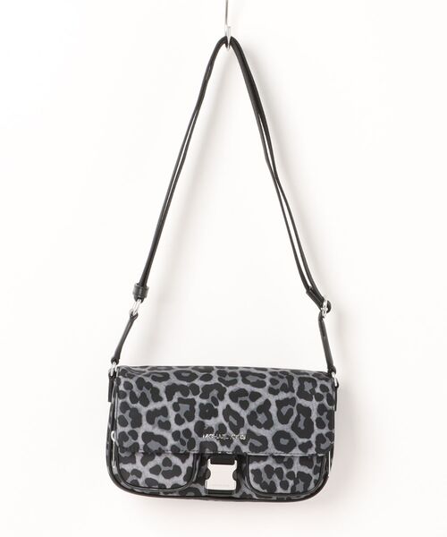 MICHAEL KORS(マイケルコース)の「KHAI MD DBL PKT FLAP MESSENGER クロスボディ(ショルダーバッグ・レディース・ブラック・FREE)」の1枚目の写真