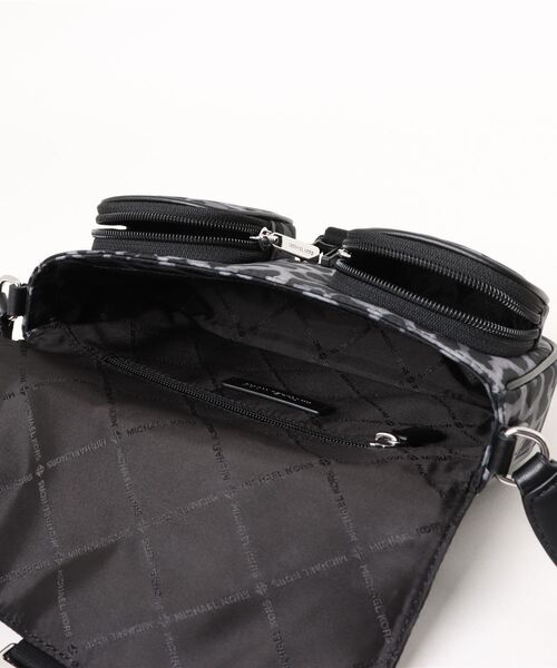 MICHAEL KORS(マイケルコース)の「KHAI MD DBL PKT FLAP MESSENGER クロスボディ(ショルダーバッグ・レディース・ブラック・FREE)」の4枚目の写真