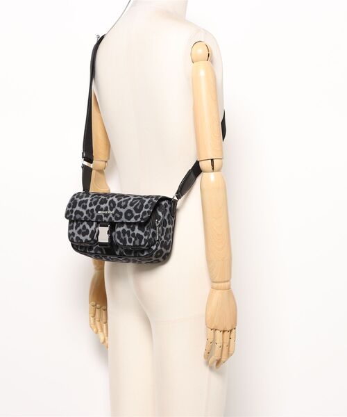 MICHAEL KORS(マイケルコース)の「KHAI MD DBL PKT FLAP MESSENGER クロスボディ(ショルダーバッグ・レディース・ブラック・FREE)」の5枚目の写真