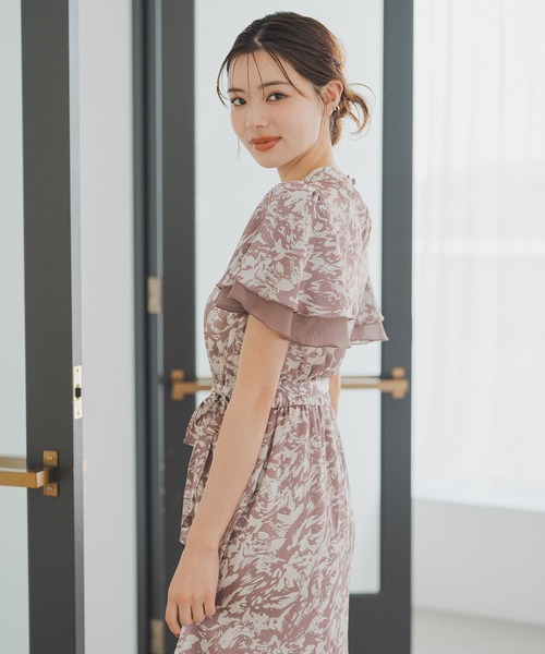 MISCH MASCH(ミッシュマッシュ)の「ブライト楊柳花柄ワンピース(ワンピース・レディース・モカ/グレー・M/S)」の4枚目の写真