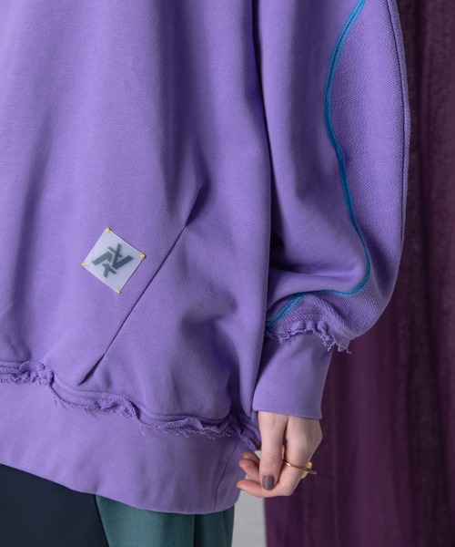 AULA AILA(アウラアイラ)の「ウェーブビッグカラースウェット(スウェット・レディース・イエロー×グリーン/ブラック/パープル/ピンク・0)」の11枚目の写真