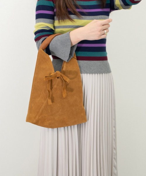 andrea cardone(アンドレアカルドネ)の「【ANDREA CARDONE】スモールサイズスエードバッグ(Q56483)(トートバッグ・レディース・ライトベージュ/ライトブラウン/グリーン・ALL)」の2枚目の写真