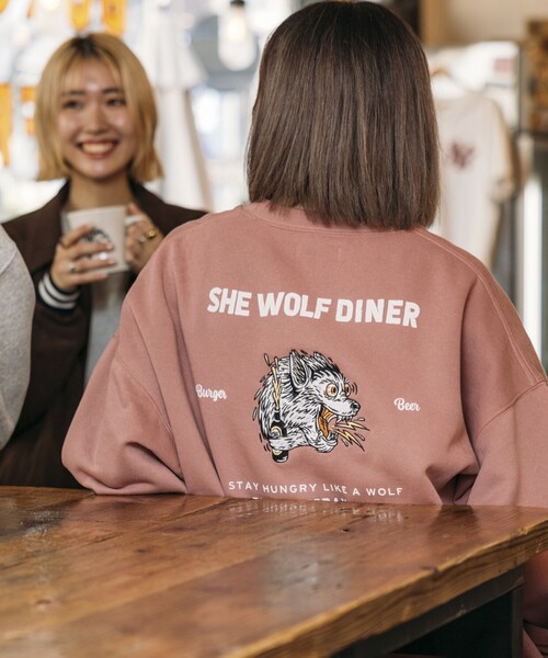 FREAK'S STORE(フリークスストア)の「限定展開 SHE WOLF DINER×FREAK'S STORE/シーウルフダイナー 別注 ビッグシルエット バック刺繍 クルーネックスウェット/WOLF(スウェット・メンズ・ピンク/グリーン/チャコールグレー/グレー・MEDIUM/SMALL/LARGE)」の4枚目の写真