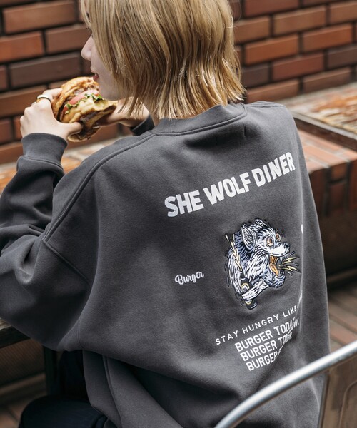 FREAK'S STORE(フリークスストア)の「限定展開 SHE WOLF DINER×FREAK'S STORE/シーウルフダイナー 別注 ビッグシルエット バック刺繍 クルーネックスウェット/WOLF(スウェット・メンズ・ピンク/グリーン/チャコールグレー/グレー・MEDIUM/SMALL/LARGE)」の2枚目の写真
