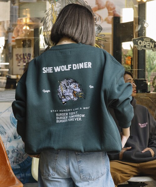 FREAK'S STORE(フリークスストア)の「限定展開 SHE WOLF DINER×FREAK'S STORE/シーウルフダイナー 別注 ビッグシルエット バック刺繍 クルーネックスウェット/WOLF(スウェット・メンズ・ピンク/グリーン/チャコールグレー/グレー・MEDIUM/SMALL/LARGE)」の6枚目の写真