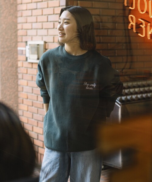 FREAK'S STORE(フリークスストア)の「限定展開 SHE WOLF DINER×FREAK'S STORE/シーウルフダイナー 別注 ビッグシルエット バック刺繍 クルーネックスウェット/WOLF(スウェット・メンズ・ピンク/グリーン/チャコールグレー/グレー・MEDIUM/SMALL/LARGE)」の7枚目の写真