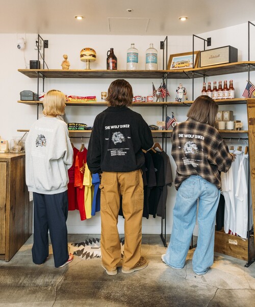 FREAK'S STORE(フリークスストア)の「限定展開 SHE WOLF DINER×FREAK'S STORE/シーウルフダイナー 別注 ビッグシルエット バック刺繍 クルーネックスウェット/WOLF(スウェット・メンズ・ピンク/グリーン/チャコールグレー/グレー・MEDIUM/SMALL/LARGE)」の8枚目の写真