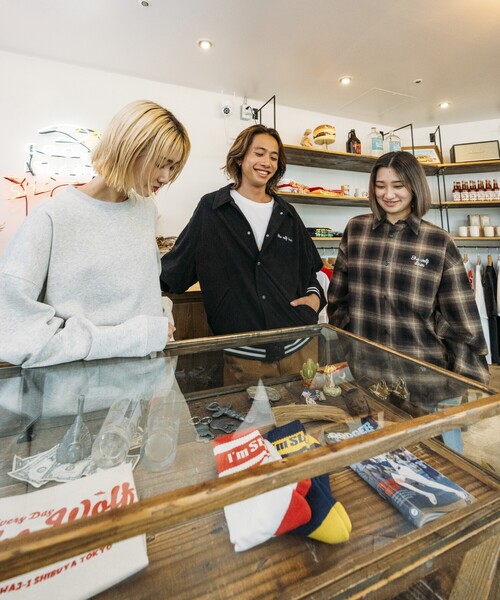 FREAK'S STORE(フリークスストア)の「限定展開 SHE WOLF DINER×FREAK'S STORE/シーウルフダイナー 別注 ビッグシルエット バック刺繍 クルーネックスウェット/WOLF(スウェット・メンズ・ピンク/グリーン/チャコールグレー/グレー・MEDIUM/SMALL/LARGE)」の9枚目の写真