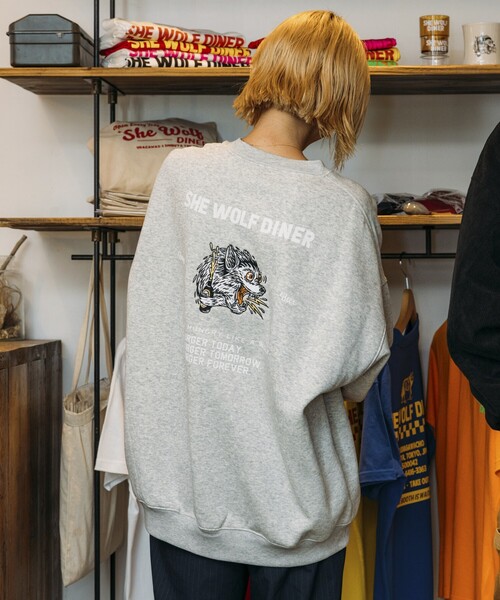 FREAK'S STORE(フリークスストア)の「限定展開 SHE WOLF DINER×FREAK'S STORE/シーウルフダイナー 別注 ビッグシルエット バック刺繍 クルーネックスウェット/WOLF(スウェット・メンズ・ピンク/グリーン/チャコールグレー/グレー・MEDIUM/SMALL/LARGE)」の11枚目の写真