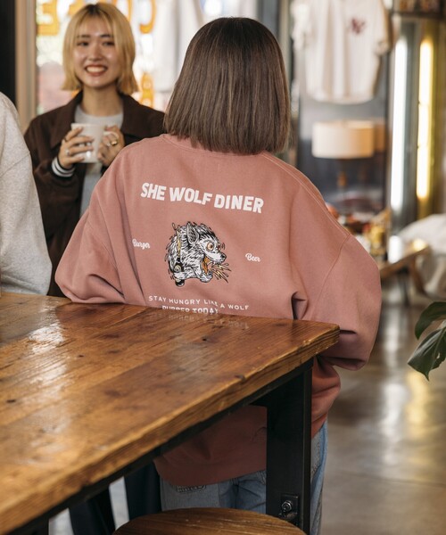 FREAK'S STORE(フリークスストア)の「限定展開 SHE WOLF DINER×FREAK'S STORE/シーウルフダイナー 別注 ビッグシルエット バック刺繍 クルーネックスウェット/WOLF(スウェット・メンズ・ピンク/グリーン/チャコールグレー/グレー・MEDIUM/SMALL/LARGE)」の17枚目の写真