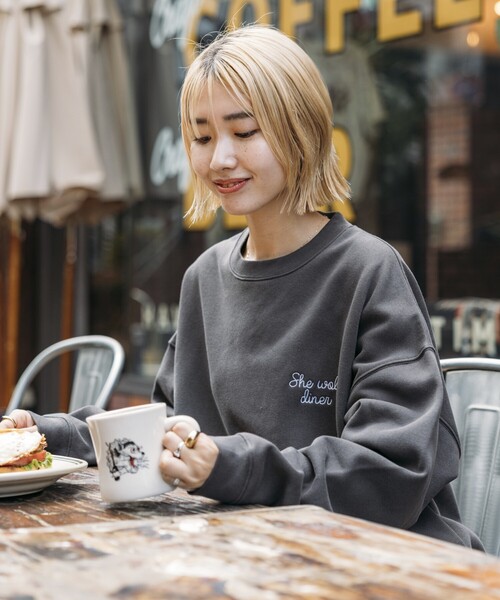 FREAK'S STORE(フリークスストア)の「限定展開 SHE WOLF DINER×FREAK'S STORE/シーウルフダイナー 別注 ビッグシルエット バック刺繍 クルーネックスウェット/WOLF(スウェット・メンズ・ピンク/グリーン/チャコールグレー/グレー・MEDIUM/SMALL/LARGE)」の18枚目の写真