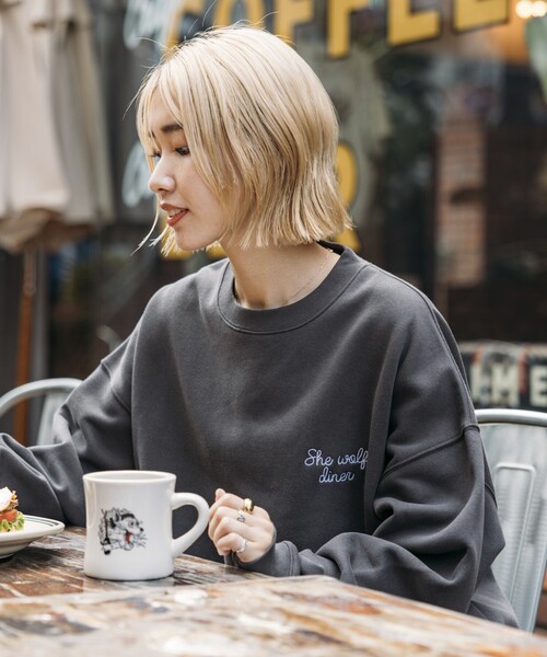 FREAK'S STORE(フリークスストア)の「限定展開 SHE WOLF DINER×FREAK'S STORE/シーウルフダイナー 別注 ビッグシルエット バック刺繍 クルーネックスウェット/WOLF(スウェット・メンズ・ピンク/グリーン/チャコールグレー/グレー・MEDIUM/SMALL/LARGE)」の19枚目の写真