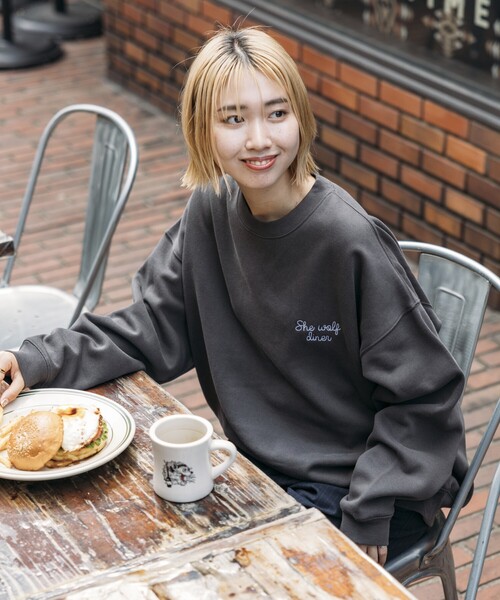 FREAK'S STORE(フリークスストア)の「限定展開 SHE WOLF DINER×FREAK'S STORE/シーウルフダイナー 別注 ビッグシルエット バック刺繍 クルーネックスウェット/WOLF(スウェット・メンズ・ピンク/グリーン/チャコールグレー/グレー・MEDIUM/SMALL/LARGE)」の20枚目の写真