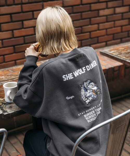 FREAK'S STORE(フリークスストア)の「限定展開 SHE WOLF DINER×FREAK'S STORE/シーウルフダイナー 別注 ビッグシルエット バック刺繍 クルーネックスウェット/WOLF(スウェット・メンズ・ピンク/グリーン/チャコールグレー/グレー・MEDIUM/SMALL/LARGE)」の21枚目の写真