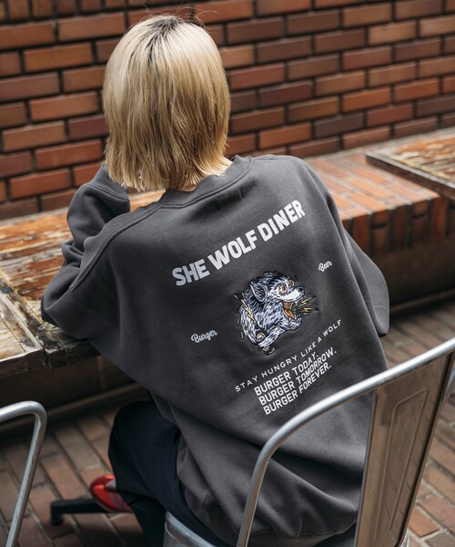 FREAK'S STORE(フリークスストア)の「限定展開 SHE WOLF DINER×FREAK'S STORE/シーウルフダイナー 別注 ビッグシルエット バック刺繍 クルーネックスウェット/WOLF(スウェット・メンズ・ピンク/グリーン/チャコールグレー/グレー・MEDIUM/SMALL/LARGE)」の22枚目の写真