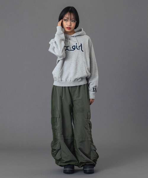 X-girl(エックスガール)の「MILLS LOGO LAYERED PATCH SWEAT HOODIE(パーカー・レディース・アッシュ/ブラック/ネイビー・S/M/L)」の4枚目の写真