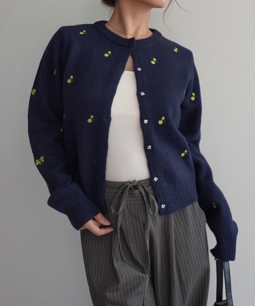 Rashik(ラシク)の「フラワー刺繍カーディガン(カーディガン/ボレロ・レディース・グレー/ネイビー/ブラウン・FREE)」の2枚目の写真