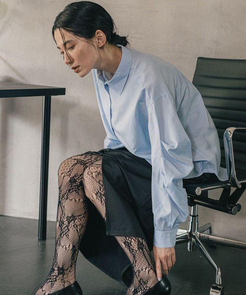 LEPSIM（レプシィム）の「《オフィスライン》タックボリュームスリーブシャツ　582126（シャツ/ブラウス・レディース・オフホワイト/ブルー/ストライプ・FREE）」の2枚目の写真