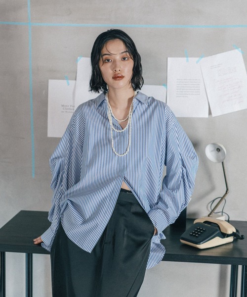 LEPSIM（レプシィム）の「《オフィスライン》タックボリュームスリーブシャツ　582126（シャツ/ブラウス・レディース・オフホワイト/ブルー/ストライプ・FREE）」の8枚目の写真
