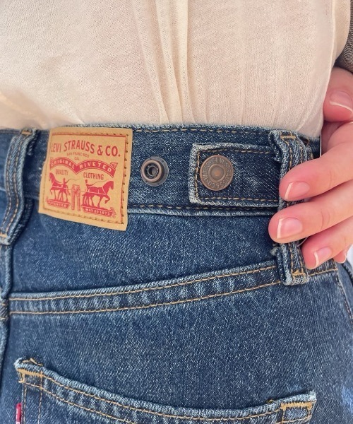 Levi's(リーバイス)の「Levi's(リーバイス)【レディース】「CINCH」バレル(デニムパンツ・レディース・ダークインディゴブルー・26inch/24inch/25inch/27inch)」の16枚目の写真