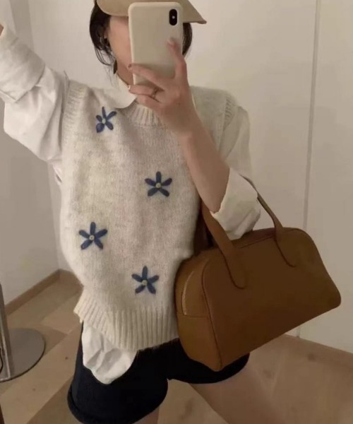 Ritzy(リッツィー)の「フラワー刺繍 ニットベスト(ベスト・レディース・ライトベージュ/ダークグレー/グレー・FREE)」の3枚目の写真