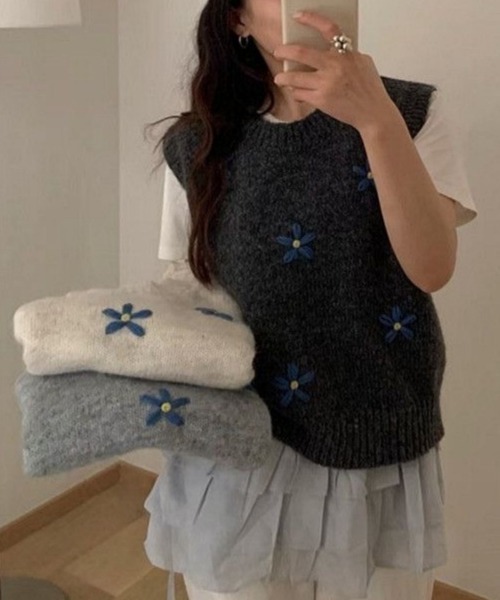 Ritzy(リッツィー)の「フラワー刺繍 ニットベスト(ベスト・レディース・ライトベージュ/ダークグレー/グレー・FREE)」の1枚目の写真