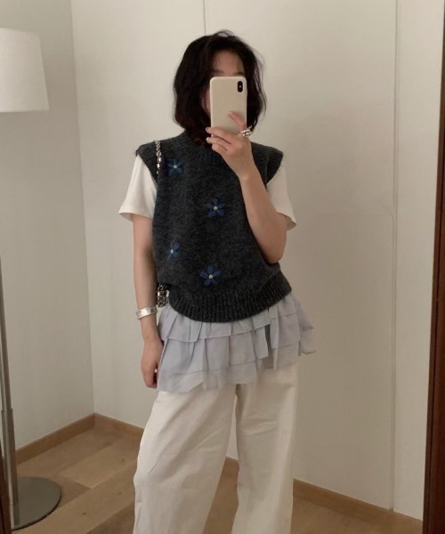 Ritzy(リッツィー)の「フラワー刺繍 ニットベスト(ベスト・レディース・ライトベージュ/ダークグレー/グレー・FREE)」の8枚目の写真