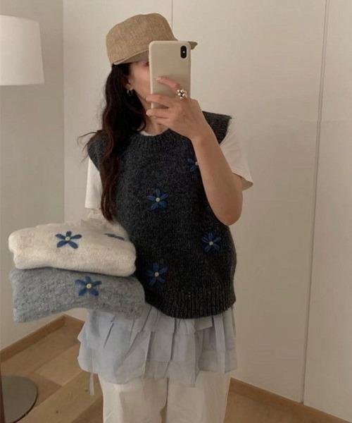 Ritzy(リッツィー)の「フラワー刺繍 ニットベスト(ベスト・レディース・ライトベージュ/ダークグレー/グレー・FREE)」の5枚目の写真