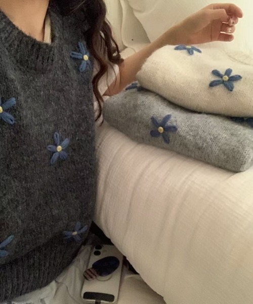 Ritzy(リッツィー)の「フラワー刺繍 ニットベスト(ベスト・レディース・ライトベージュ/ダークグレー/グレー・FREE)」の9枚目の写真