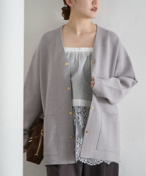 IENA(イエナ)の「ドットボタンVネックカーディガン(カーディガン/ボレロ・レディース・ブラック/グレー/チャコールグレー・FREE)」の1枚目の写真