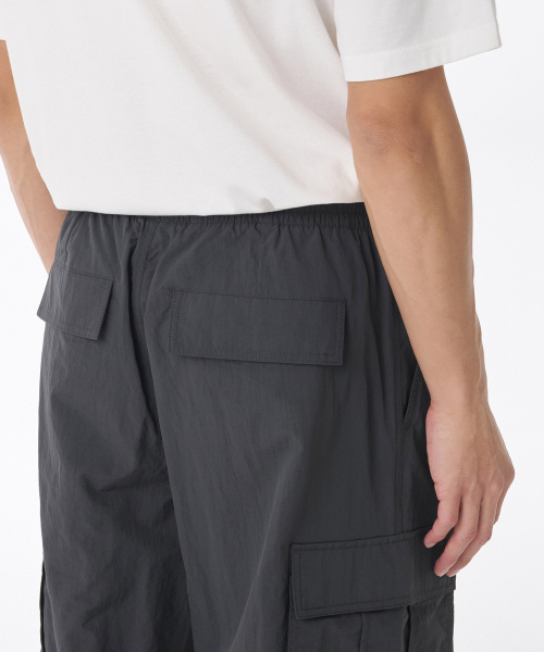 MUSINSA STANDARD（ムシンサスタンダード）の「ナイロンワンタックパラシュートカーゴパンツ[ダークグレー]（スウェットパンツ・メンズ・その他・40/26/28/38/42/36/34/32/30）」の2枚目の写真