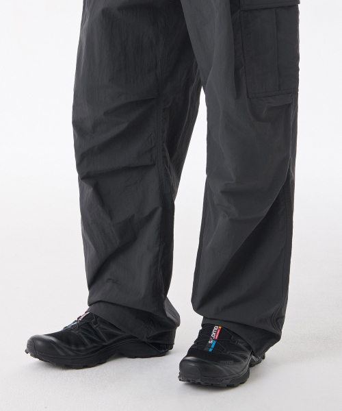 MUSINSA STANDARD（ムシンサスタンダード）の「ナイロンワンタックパラシュートカーゴパンツ[ダークグレー]（スウェットパンツ・メンズ・その他・40/26/28/38/42/36/34/32/30）」の5枚目の写真