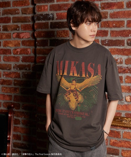 AIR TWOKYO(エアトゥーキョー)の「TVアニメ『進撃の巨人』The Final Season 完結編(後編)イラストTシャツ 1 (来い!!私は強い!!)(Tシャツ/カットソー・レディース・スミクロ・SMALL/MEDIUM/LARGE/X-LARGE/XX-LARGE)」の1枚目の写真