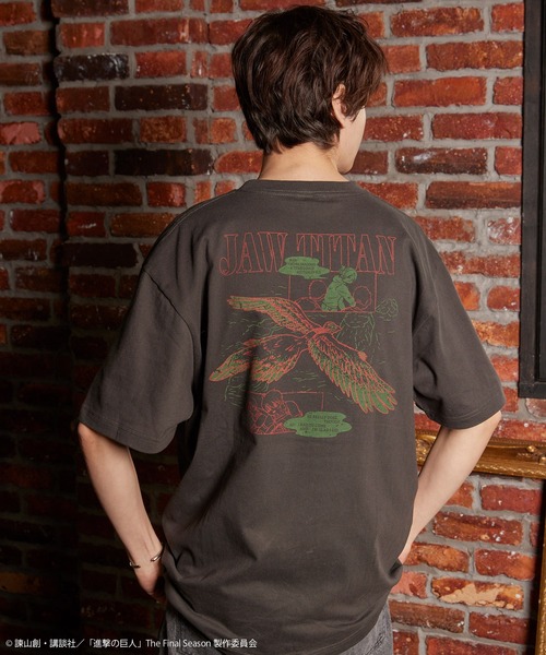 AIR TWOKYO(エアトゥーキョー)の「TVアニメ『進撃の巨人』The Final Season 完結編(後編)イラストTシャツ 1 (来い!!私は強い!!)(Tシャツ/カットソー・レディース・スミクロ・SMALL/MEDIUM/LARGE/X-LARGE/XX-LARGE)」の3枚目の写真