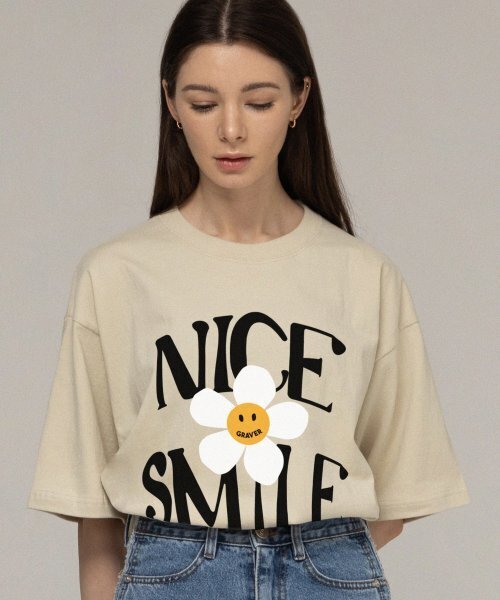 GRAVER（グレーバー）の「[ユニセックス]ナイススマイルロゴフラワー半袖Tシャツ_サンドベージュ（Tシャツ/カットソー・レディース・ベージュ・X-LARGE/SMALL/MEDIUM/LARGE）」の5枚目の写真