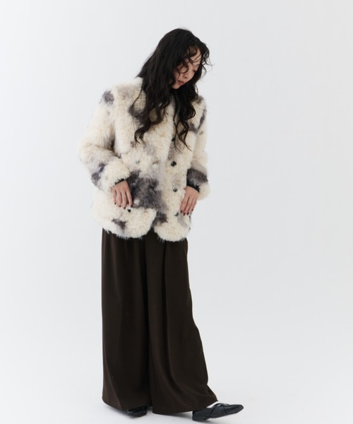 NUJOH(ヌゾ)の「Fuzzy Nuance Faux Fur Jacket / ファジーニュアンスフェイクファージャケット(ノーカラージャケット・レディース・ベージュ/グレー・FREE)」の6枚目の写真