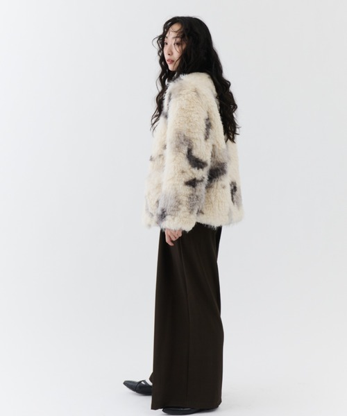 NUJOH(ヌゾ)の「Fuzzy Nuance Faux Fur Jacket / ファジーニュアンスフェイクファージャケット(ノーカラージャケット・レディース・ベージュ/グレー・FREE)」の8枚目の写真