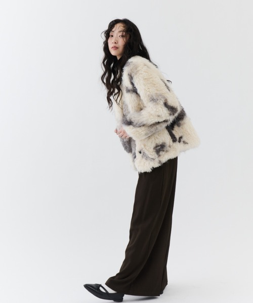 NUJOH(ヌゾ)の「Fuzzy Nuance Faux Fur Jacket / ファジーニュアンスフェイクファージャケット(ノーカラージャケット・レディース・ベージュ/グレー・FREE)」の10枚目の写真