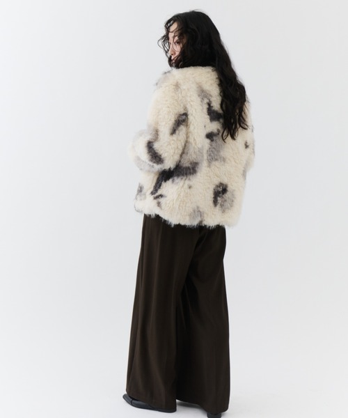 NUJOH(ヌゾ)の「Fuzzy Nuance Faux Fur Jacket / ファジーニュアンスフェイクファージャケット(ノーカラージャケット・レディース・ベージュ/グレー・FREE)」の11枚目の写真