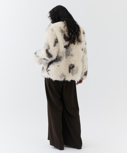 NUJOH(ヌゾ)の「Fuzzy Nuance Faux Fur Jacket / ファジーニュアンスフェイクファージャケット(ノーカラージャケット・レディース・ベージュ/グレー・FREE)」の12枚目の写真