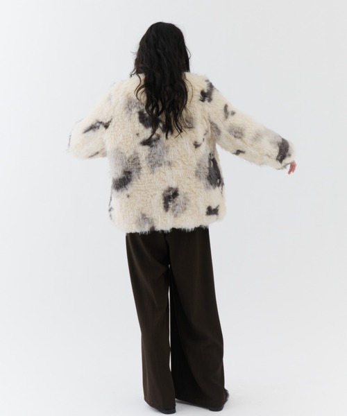 NUJOH(ヌゾ)の「Fuzzy Nuance Faux Fur Jacket / ファジーニュアンスフェイクファージャケット(ノーカラージャケット・レディース・ベージュ/グレー・FREE)」の13枚目の写真